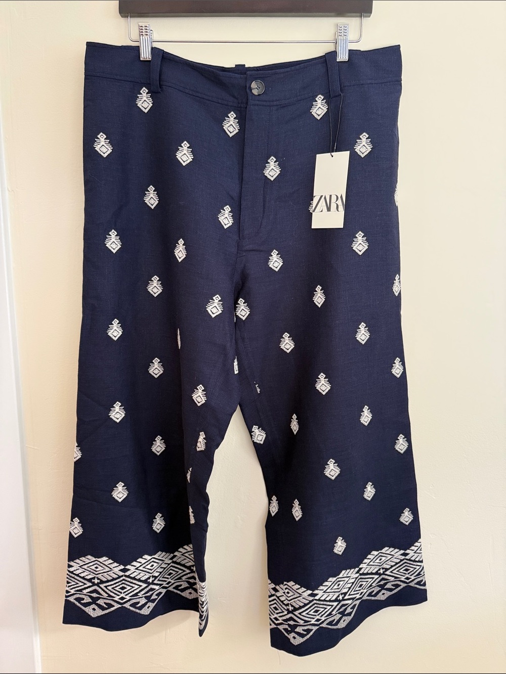 🐝NWT🐝 LINEN Zara Navy Capri Pants with White Embroidered Motifs